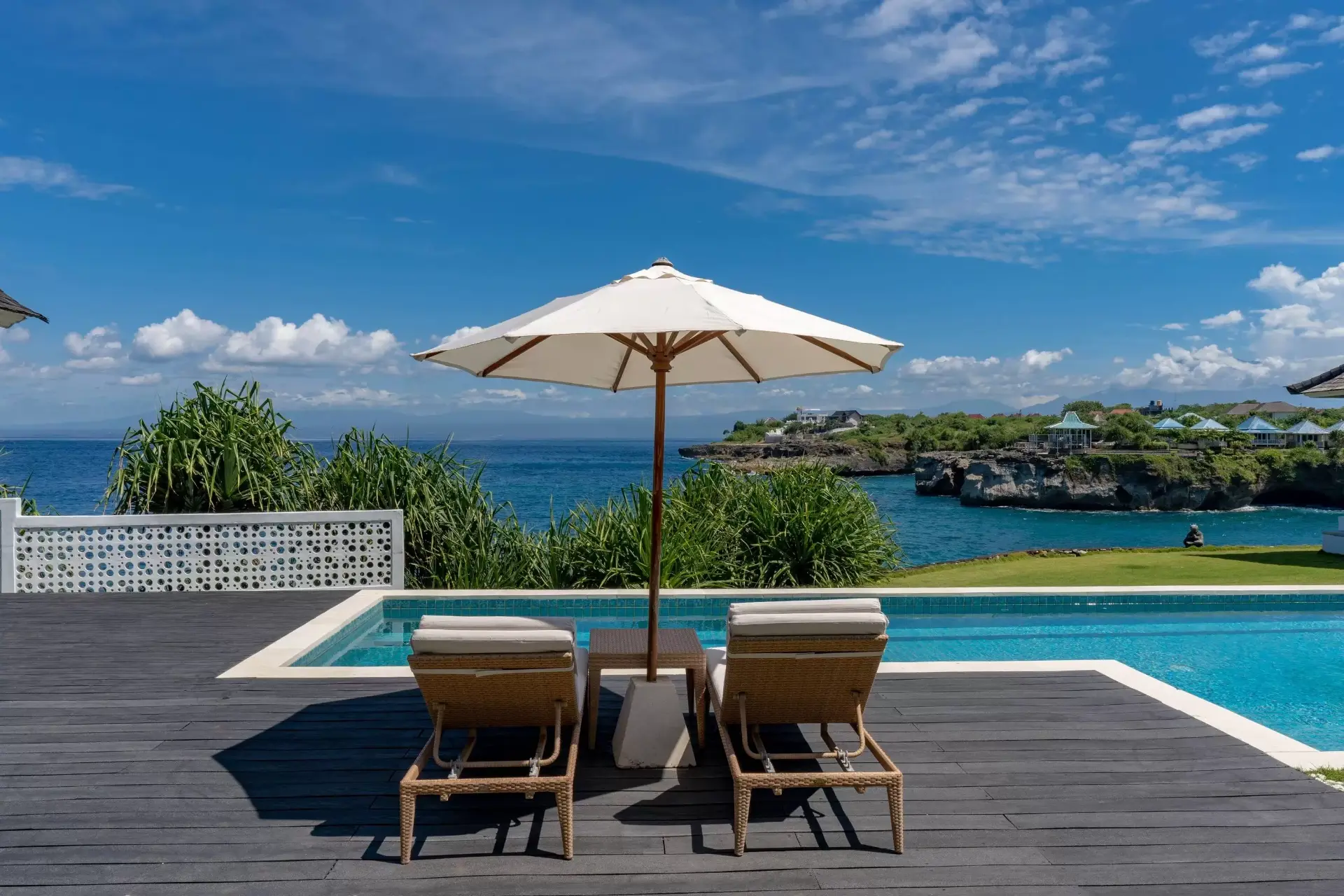 Clifftop villa pool overlooking the ocean